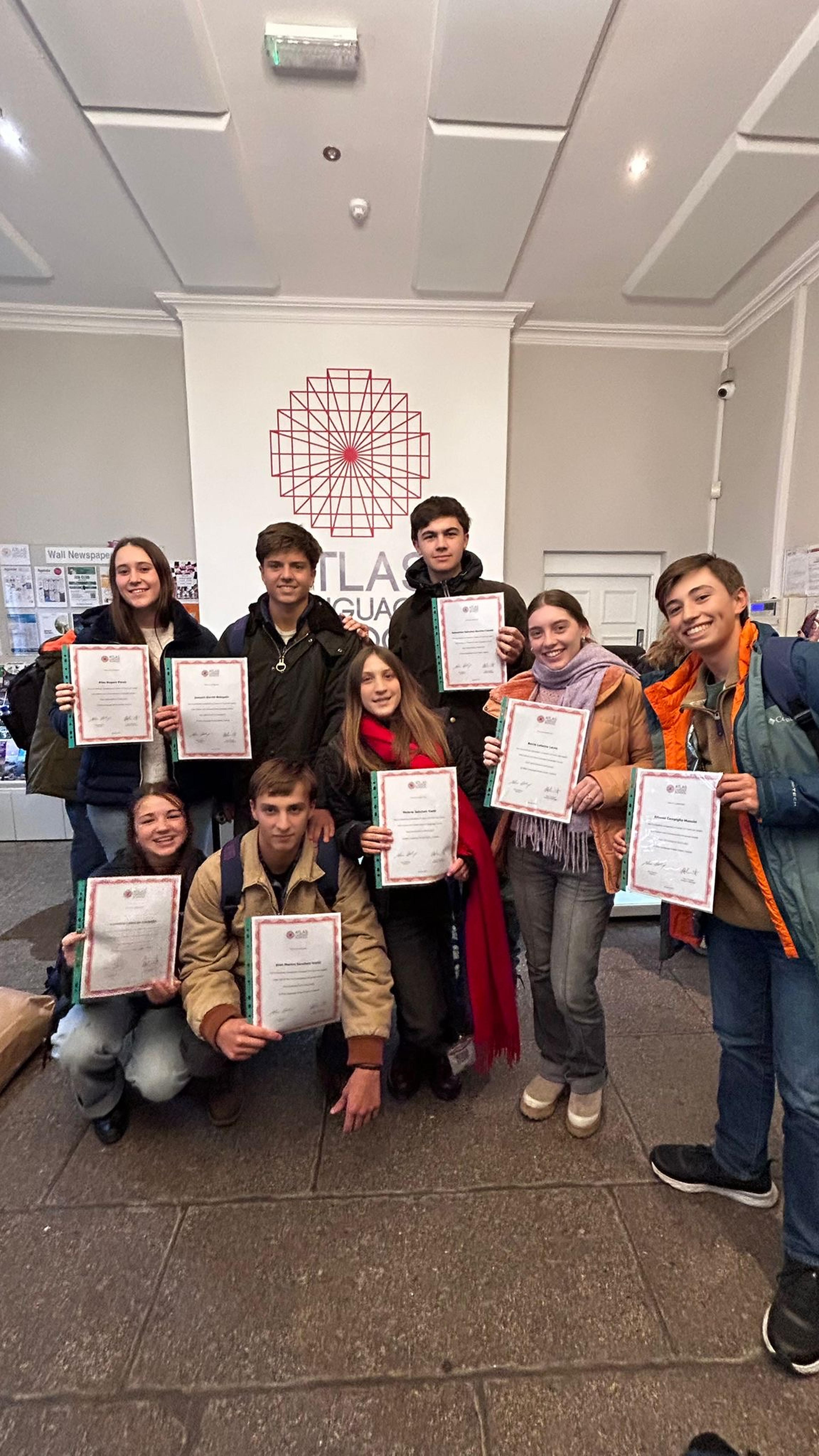 Estudiantes argentinos recibiendo diplomas durante un viaje estudiantil en Irlanda como parte de una experiencia educativa internacional.