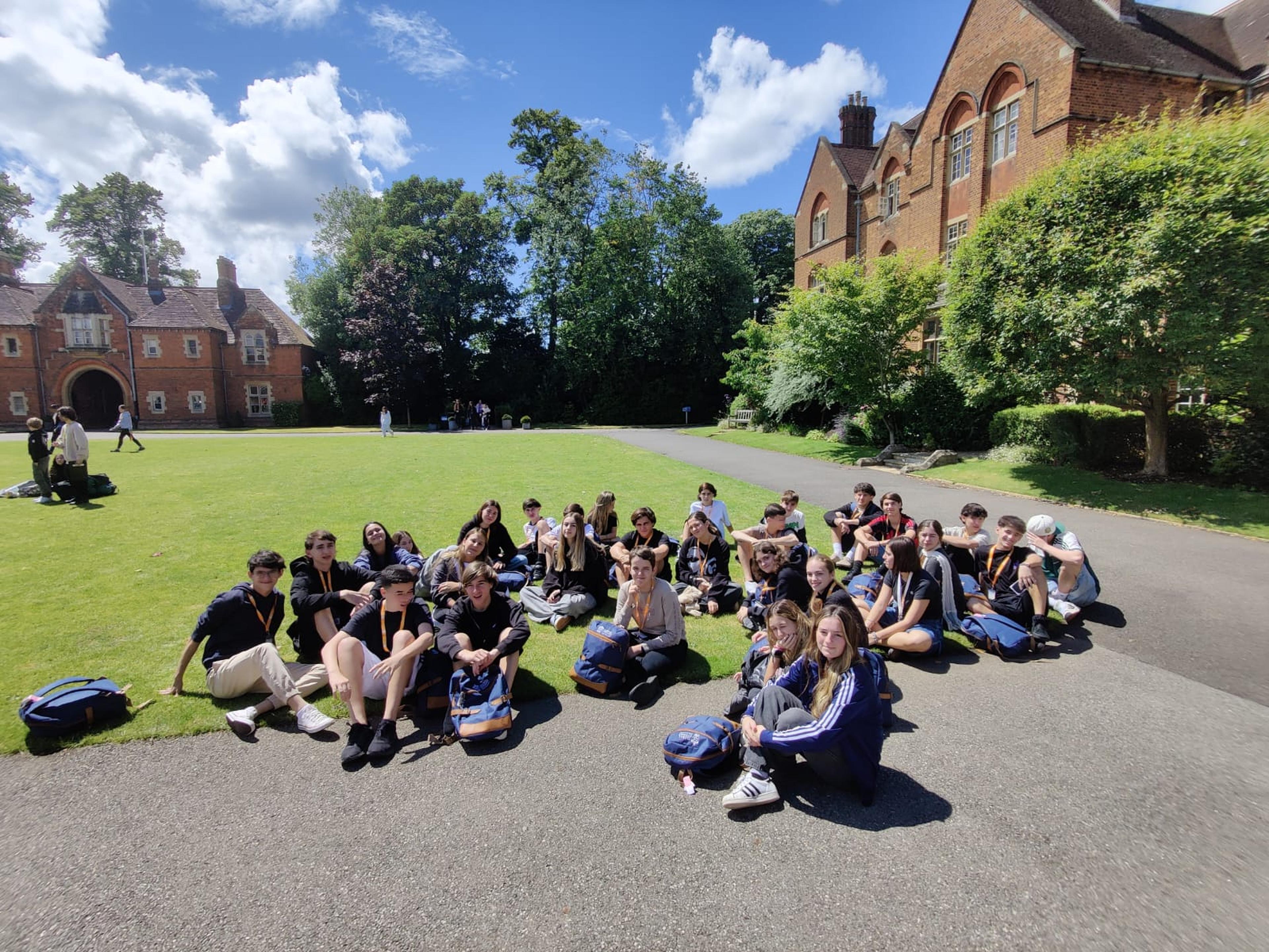Grupo de estudiantes argentinos durante un viaje educativo a Oxford en 2024 organizado por Global Studies.