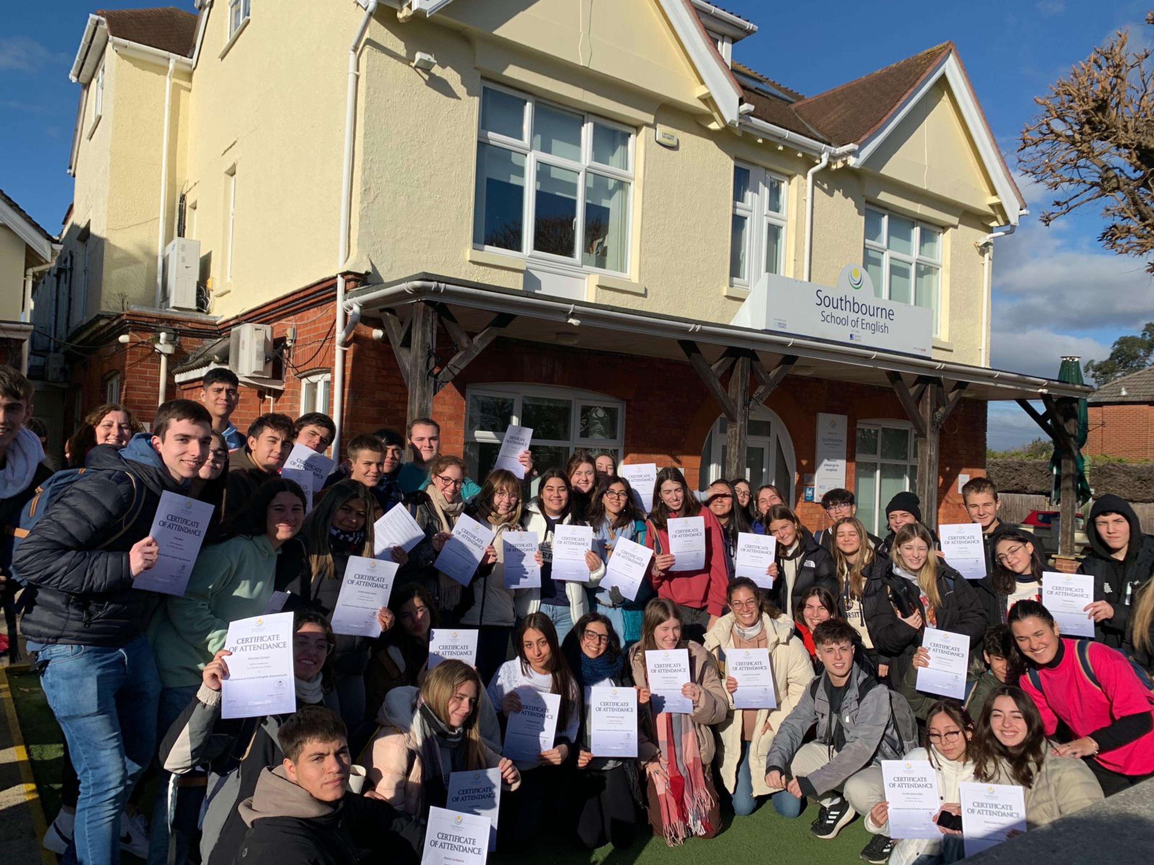 Estudiantes argentinos recibiendo certificados oficiales tras estudiar inglés en Inglaterra con Global Studies.
