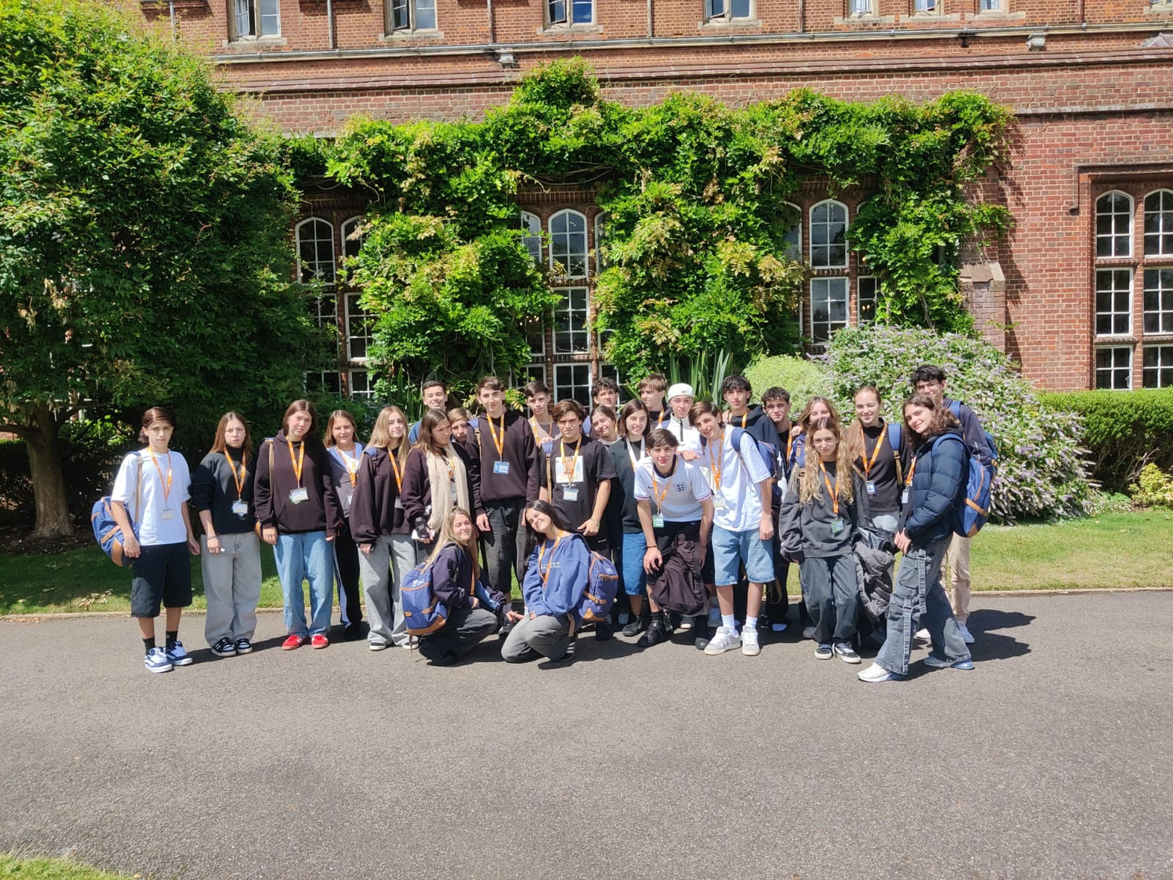 Estudiantes argentinos participando en un viaje de estudio a Inglaterra como experiencia educativa internacional.
