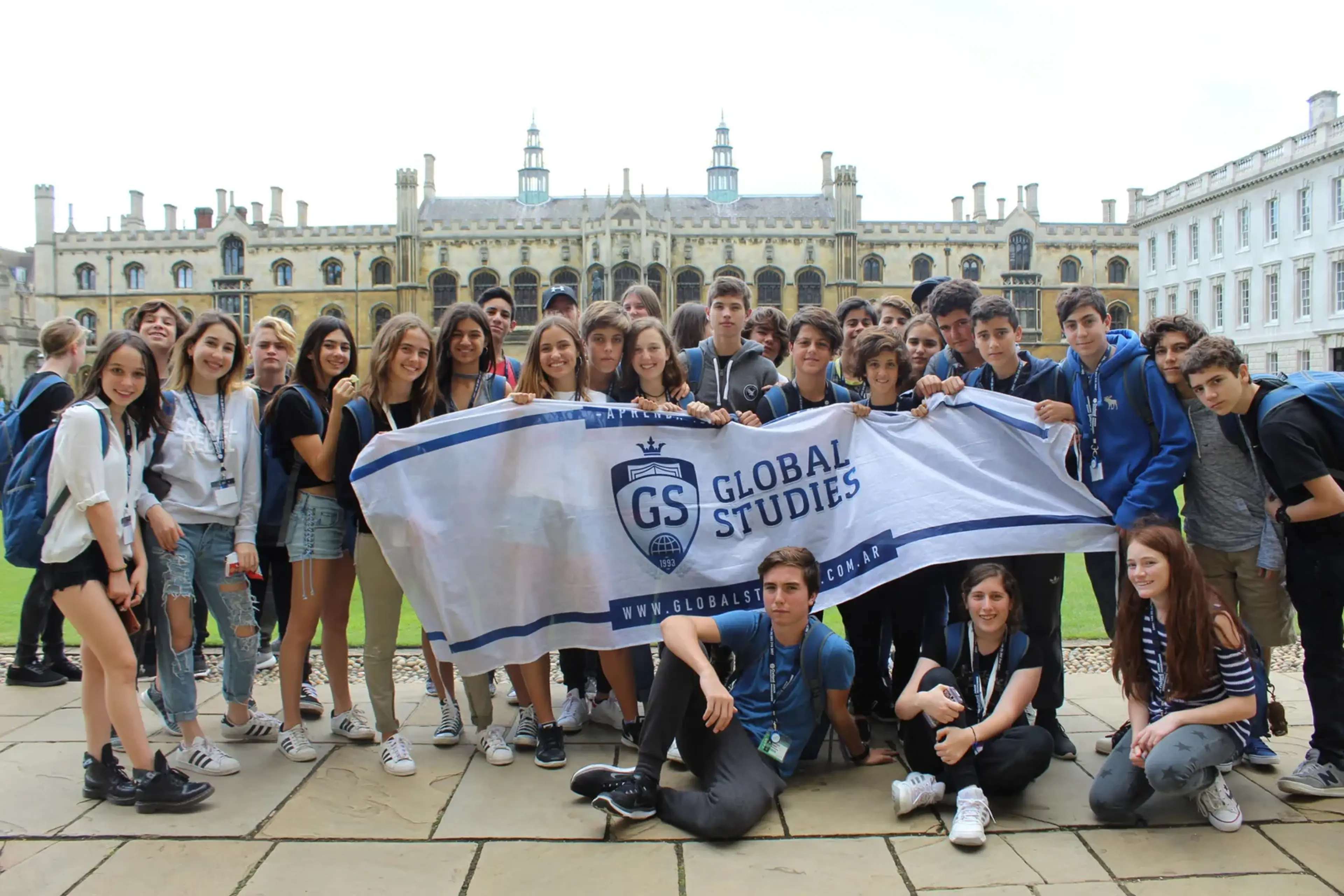 Estudiantes argentinos en un viaje educativo a Inglaterra durante una salida grupal organizada por Global Studies.