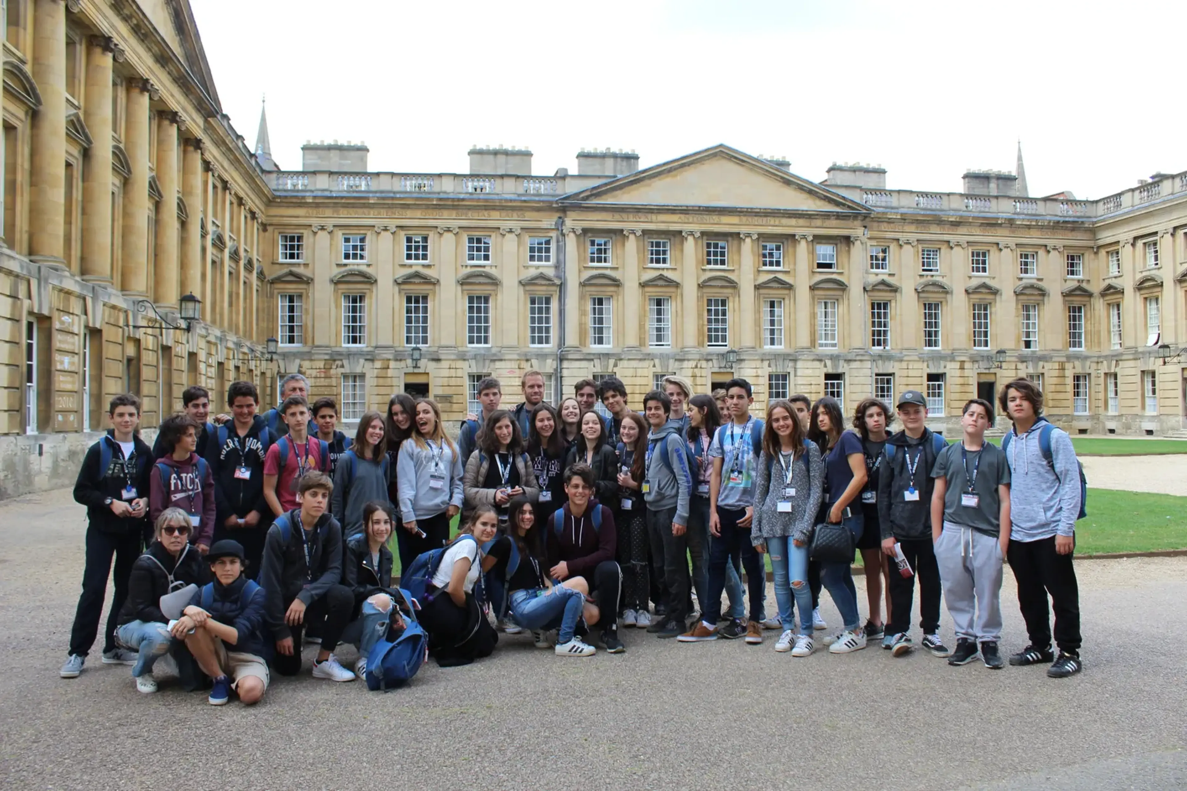 Grupo de estudiantes de colegios argentinos en Oxford durante un viaje de estudio a Inglaterra con Global Studies Argentina