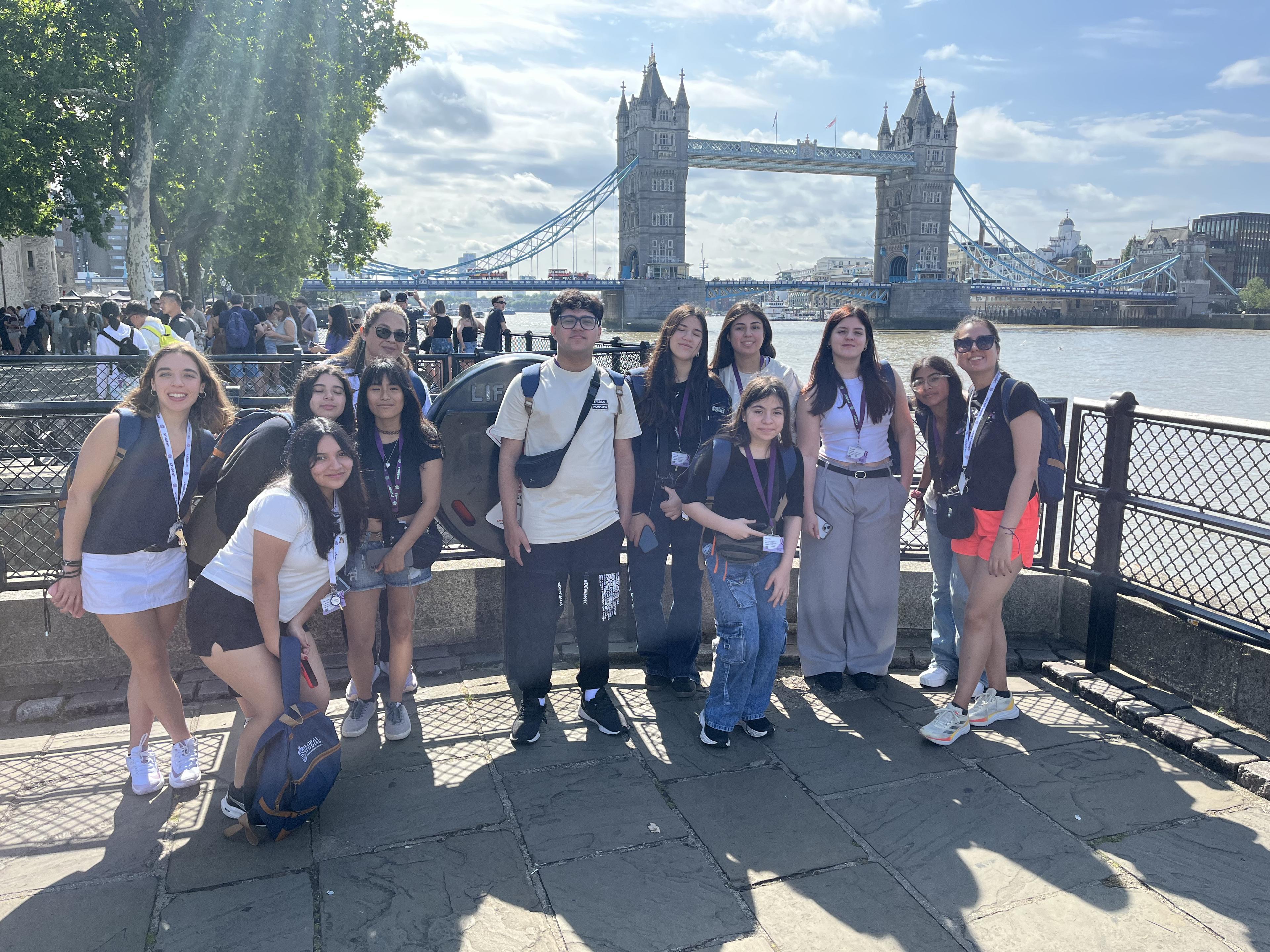 Estudiantes argentinos en Londres durante un viaje educativo organizado por Global Studies, frente al Tower Bridge.