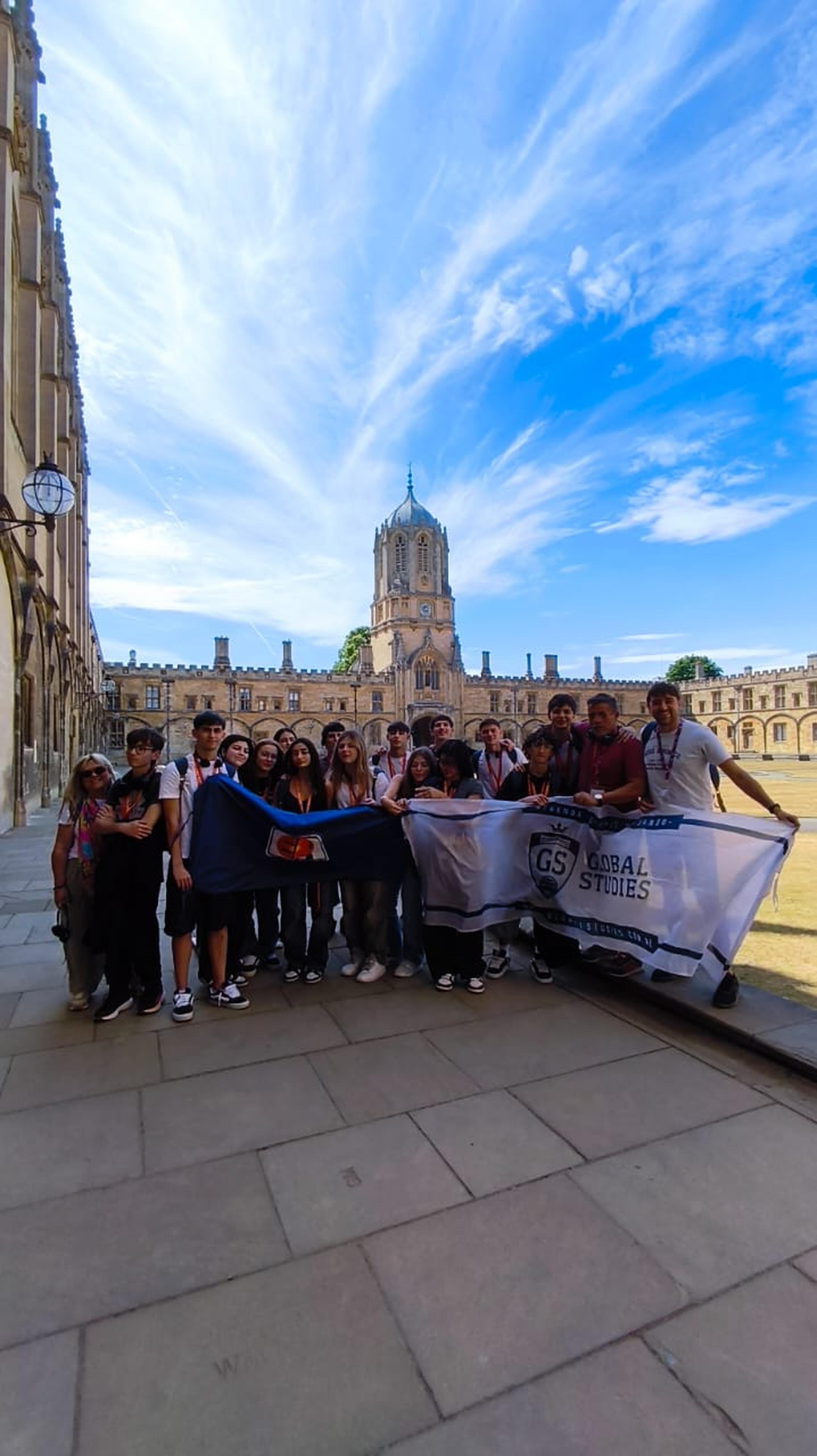 Grupo de estudiantes argentinos en la Universidad de Oxford durante un viaje educativo a Inglaterra organizado por Global Studies.