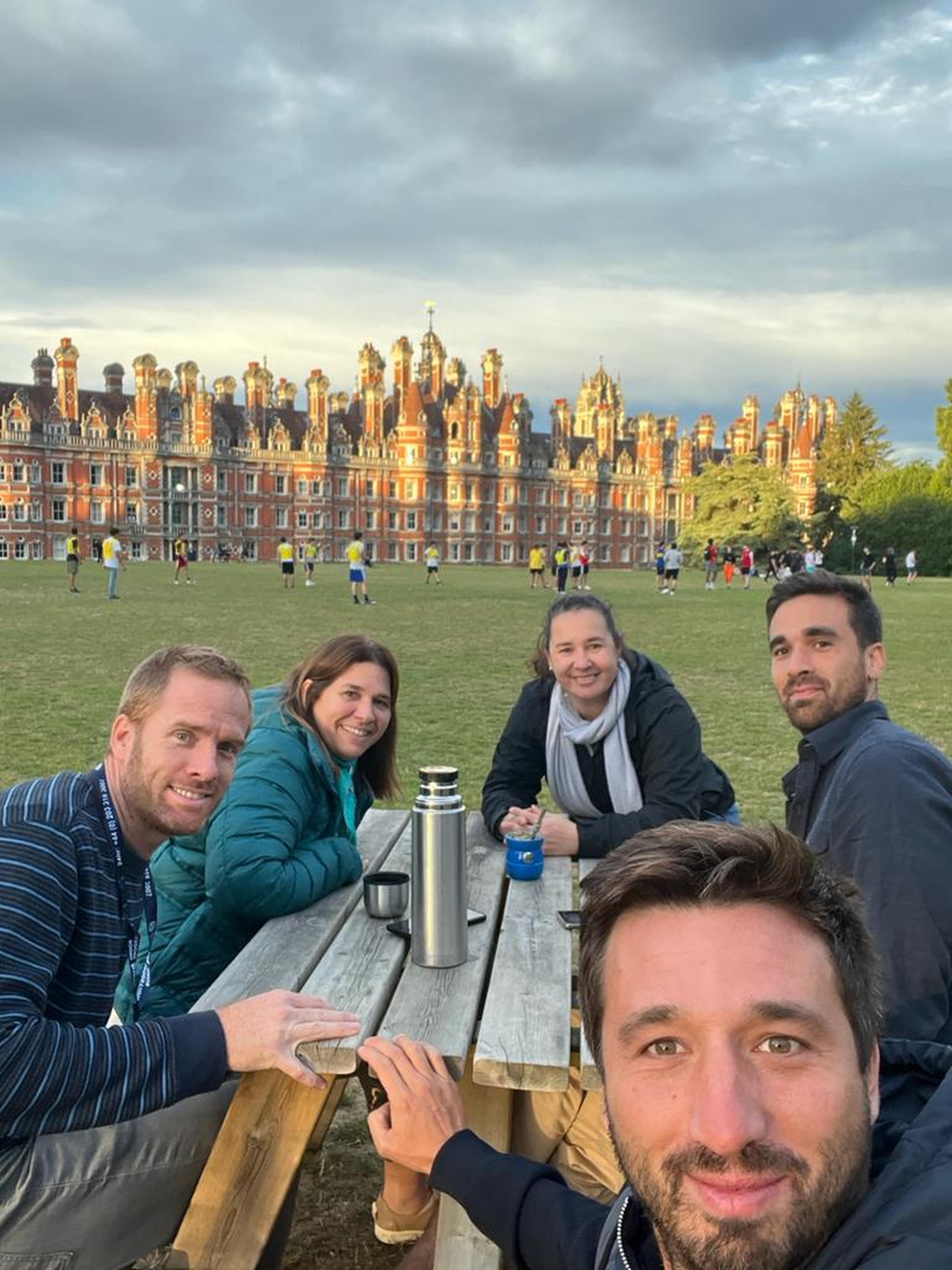 Equipo de representantes de Global Studies trabajando en red para acercar programas educativos y viajes internacionales en todo el país.