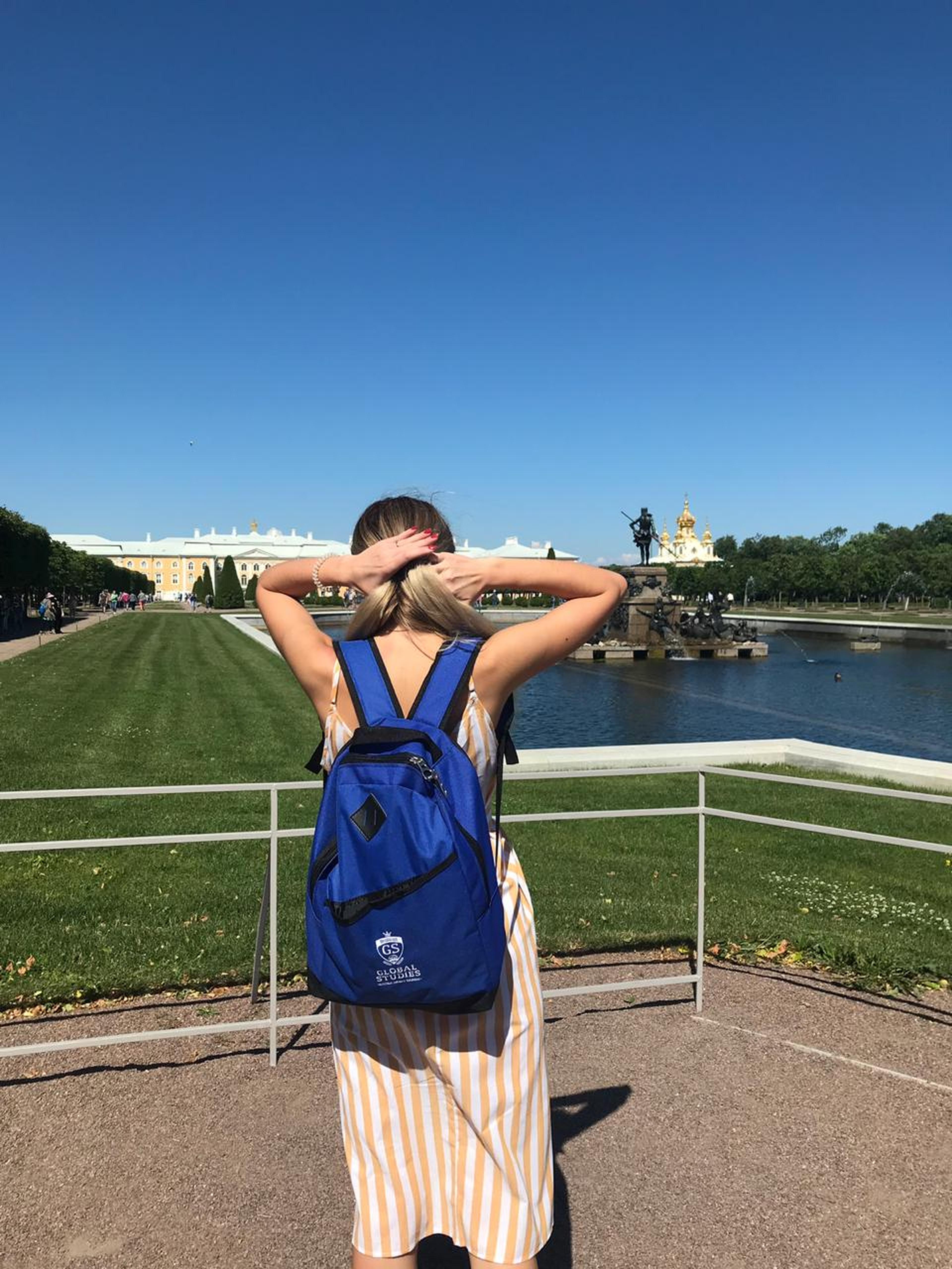 Joven viajando por Europa con mochila de Global Studies como parte de una experiencia internacional educativa.